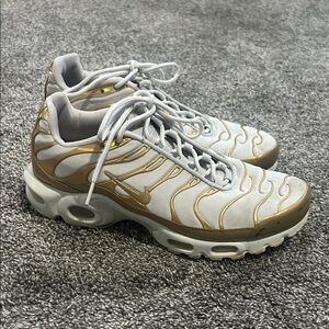 ☃️Nike Air Max Plus in Gold and White